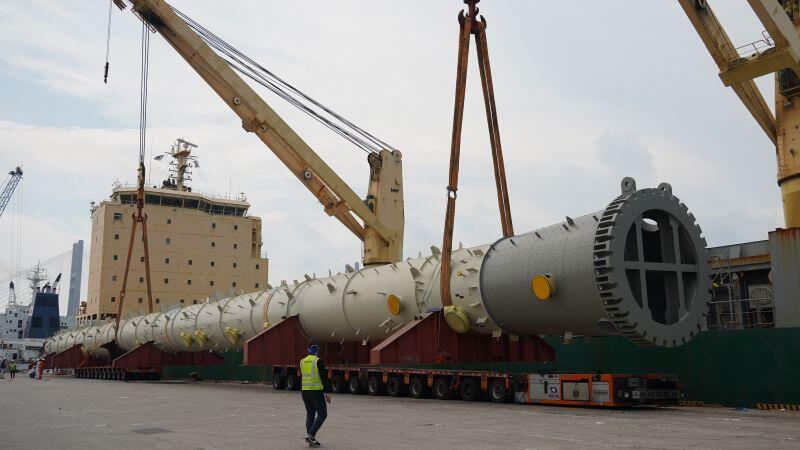 AAL BUSY WITH FLOATING & LONG CARGO